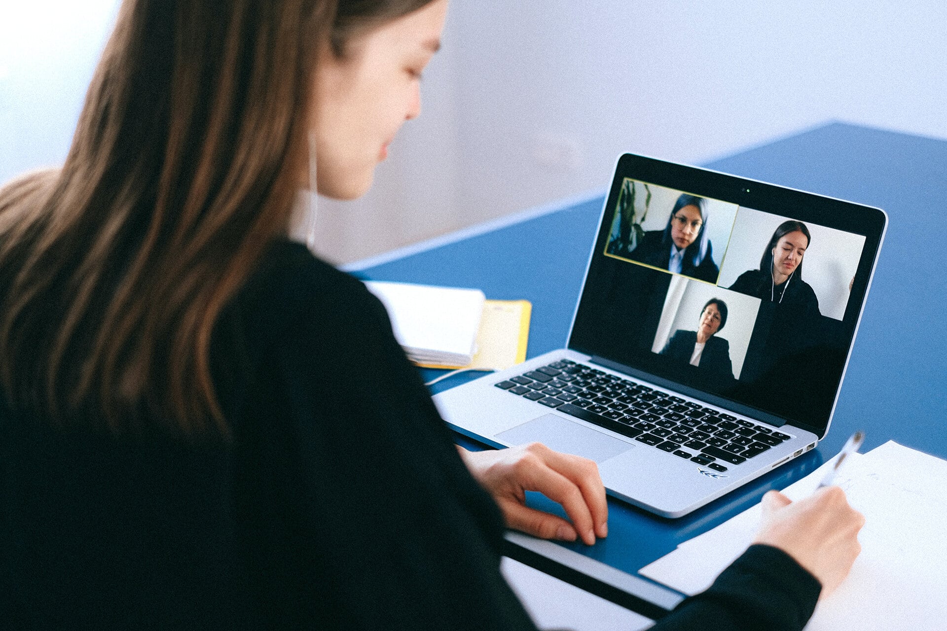 A woman in a virtual team meeting making use of the opportunities of modern work.